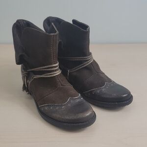 Chic Brown Ankle Boots with Lace Detail